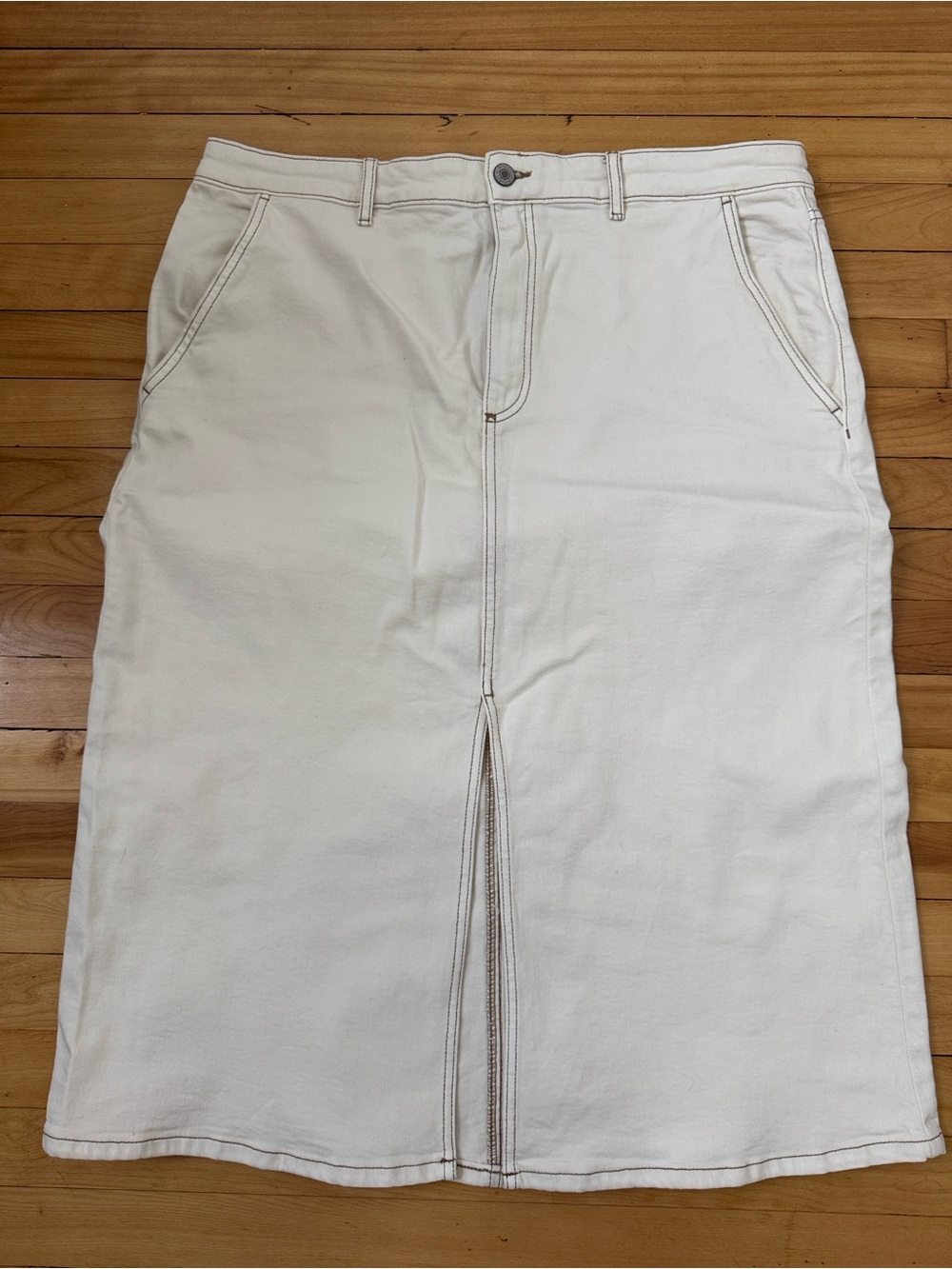 RW&CO. Cream Denim Skirt with Contrast Topstitching
